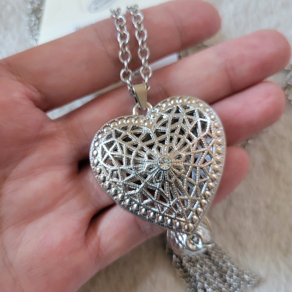 NWT Long Elegant Silver Tone Filigree Heart Pendant Tassel Necklace - Picture 9 of 10